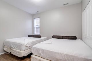 Suite 2 on Southport 4 Queen Beds - Chicago - 5