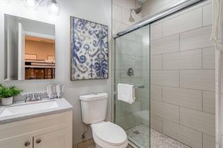 Suite 2 on Southport 4 Queen Beds - Chicago - 3