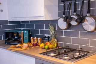 A Cosy, Elegant 3 Bed Suite - Killingbeck - 2