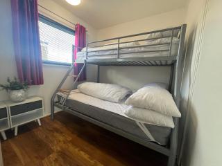 The Green One, Sunbeach, Scratby - Two bed chalet, sleeps 5, free Wi-Fi, pet friendly, bed linen and towels included plus free entry to onsite clubhouse - Scratby - 3