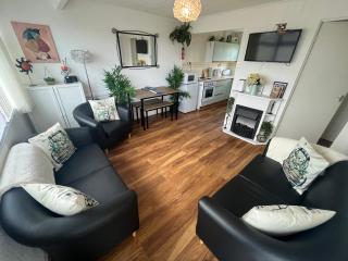 159, Two bed Chalet on Sunbeach Holiday Park - Sleeps 5, pet friendly - Onsite entertainment - plus WiFi, bed linen and towels included - only 300m from the beach! - 3