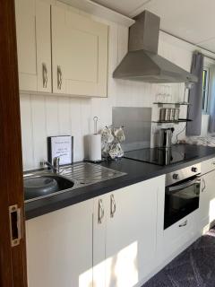 Tides Reach, Deluxe Shepherds hut 1, 100m from the Beach - 4