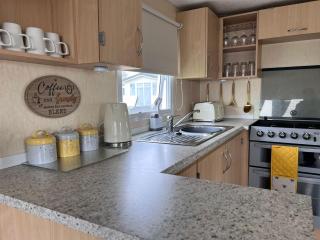 Great Caravan At Valley Farm Holiday Park, Essex Ref 46583V - 7