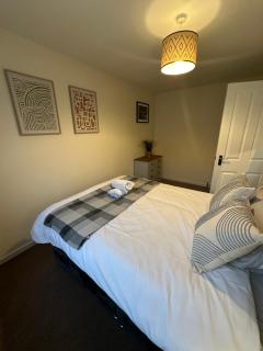 Spacious 3 bedroom flat close to city center - 5