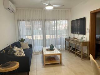 Costal condo with gym and Olympic pool - 0