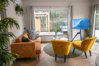 Kahakai Beach House - Unique Outdoor Kitchen - next to local lake and 15 min. the from beach - 3