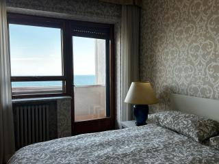 Front Beach Apartment - 3 Bedrooms - 5