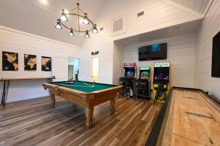 Luxe Group Getaway with 2-Story Deck in Broken Bow! - Broken Bow - 8