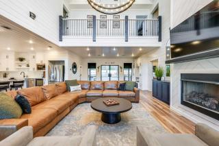 Luxe Group Getaway with 2-Story Deck in Broken Bow! - Broken Bow - 5