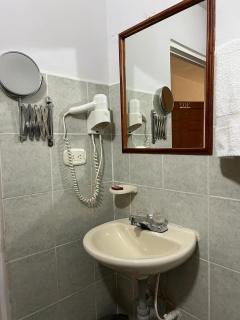 HOTEL ARMENIA CENTRO , TENEMOS AGUA CALIENTE y FACTURACION ELECTRONICA, Gracias - 1