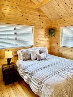 2 Bedroom Log Cabin on Lake James with Loft- Private Resort Amenities - Marion - 2