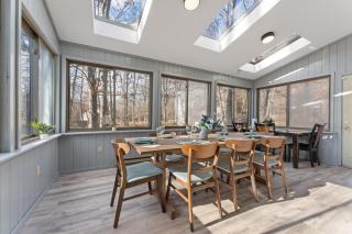 Gorgeous 5BD w Hot-Tub & Pool villa located in the middle of Pocono - 7