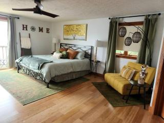The Zen Waterfront Retreat: A Sweetwater Stay - Orange - 7