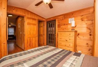Cozy Cabin, Fireplace, WiFi, Hot Tub, Views! - Sevierville - 2
