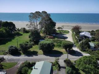 Coastal Charm in Patons Rock - Rangihaeata - 9