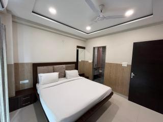 Hotel Shri Radha Nikunj - Opposite Prem Mandir - Vrindāvan - 1