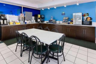 Days Inn by Wyndham Forsyth - Forsyth - 9