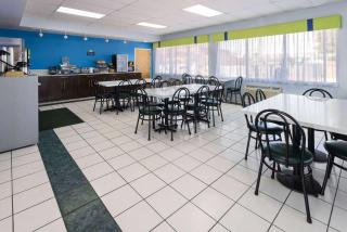 Days Inn by Wyndham Forsyth - Forsyth - 8