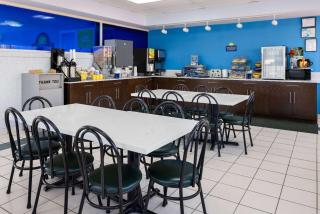 Days Inn by Wyndham Forsyth - Forsyth - 7