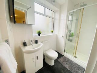 Luton Luxury Apartment - 5