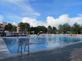 Experience comfort by the pool - Beahost - Bibione - 0