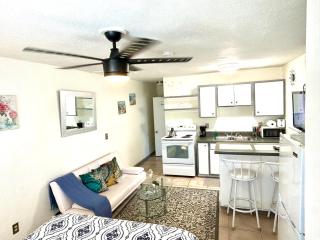 (B) Casa Azul. Minutes from the Beach & Mall - 5