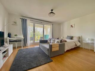 Cozy Riverfront Living, 5-Min Walk To Riverside Train - Neuilly-Plaisance - 0