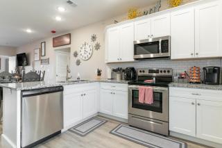 Near 76 Strip and SDC - King Beds - Stairs Required - Outdoor Pool - FREE TICKETS INCLUDED - V3103-6 - Branson - 4