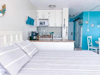 Beachfront Studio - Perfect Location - Free Beach Chairs - 1