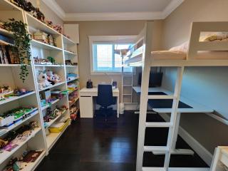 Rare Find Exquisitely New Quiet & Safe Skytrain Home - Vancouver - 5