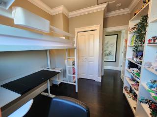 Rare Find Exquisitely New Quiet & Safe Skytrain Home - Vancouver - 4