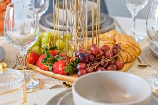 Vibrant Bliss - Luxury City Centre stay, SLEEPS 8, Central Location, BULLRING, Fully Equipped Kitchen, KING BED, 2 Bathrooms,Terrace city view, Free WIFI and Board Games - Birmingham - 3