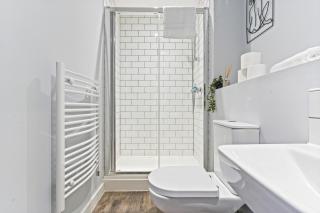 Vibrant Bliss - Luxury City Centre stay, SLEEPS 8, Central Location, BULLRING, Fully Equipped Kitchen, KING BED, 2 Bathrooms,Terrace city view, Free WIFI and Board Games - Birmingham - 5