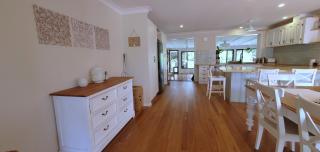Gold Coast Family Retreat, beach 1 and half kms, shops, full home - Gold Coast - 5
