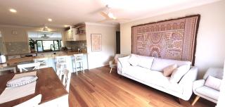 Gold Coast Family Retreat, beach 1 and half kms, shops, full home - 4