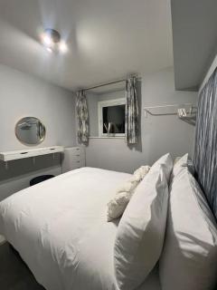 Welsh Getaway Apartment - Town Centre - Merthyr Tydfil - 3