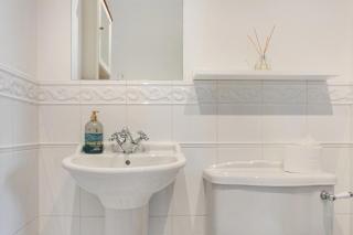 Spacious 4-bedroom townhouse in the city center with free parking - Oxford - 3