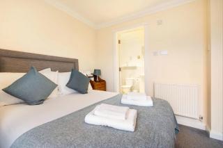 Spacious 4-bedroom townhouse in the city center with free parking - Oxford - 1