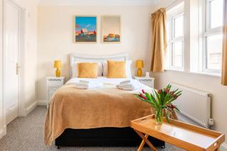 Spacious 4-bedroom townhouse in the city center with free parking - Oxford - 0
