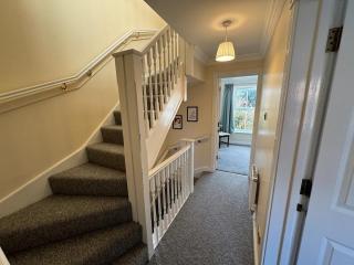 Spacious 4-bedroom townhouse in the city center with free parking - Oxford - 1