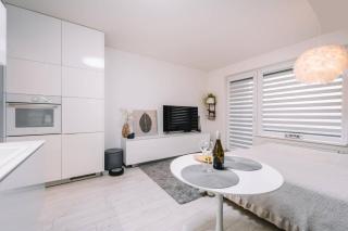 E3 Luxury OldTown Apt w Free Garage, Supermarket, FastWifi, Unlimited Music, Prime Video, Aircon - Košice - 2