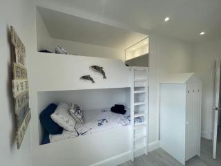 Dexters Den - Sea views, yards from Beach - 8