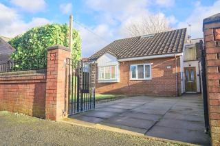 Bespoke Bungalow Salford Quays - Garden, WiFi and Parking - 0