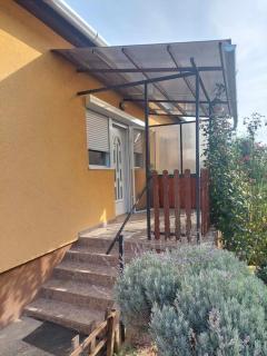 Schönes Ferienhaus mit Pool - 3