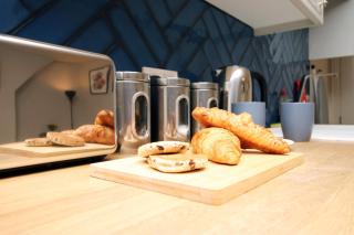 Modern 2 Bed Apartment With Parking - 5 Min To City Centre - By EKLIVING LUXE Short Lets & Serviced Accommodation - Cardiff - 9