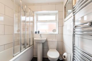 Central Modern Flat in Southampton, Sleeps 5, Free Off-Road Parking, Close to Hospital, Cruise terminal and Centre, Great for contractors, friends & families - Southampton - 3