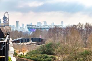 Luxury Apartment - Romantic Retreat - 2 Balcony views Olympic Park & London City Skyline - Nearby Stratford International - 3