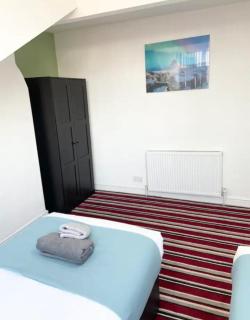 Comfy 3 Bedroom 2 bath House Near Leeds City Centrepiece - 3