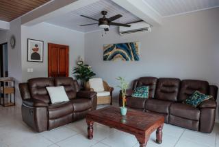 Private home with resort style swimming pool - 7