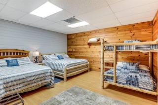 Large Private Douglas Lake Lodge- 8 bedrooms and 6 bathrooms on 12 acres with a dock -sleeps up to 35 - Sevierville - 2